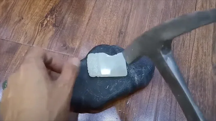 新疆和田玉用什么造假？石头老纪现场砸开给你看，这条视频很贵！ - 天天要闻