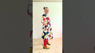 Ama Bauhouse farverig Amamiko kjole #colorfulfashion #sizeinclusive #dopaminedressing