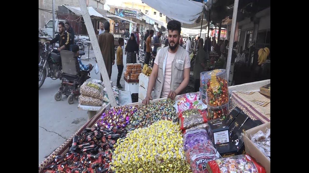 تحضيرات متواضعة لاستقبال العيد في سوق الأتارب