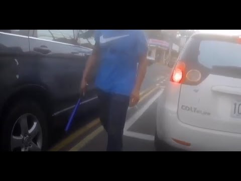 拿球棒下車很秋喔