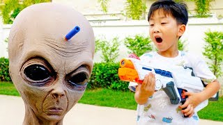 외계인이 예준이집에 나타났다 숨바꼭질 플레이하우스 전동 자동차 장난감 놀이 Alien Hide and Seek Power Wheels Car Toy for Kids screenshot 5