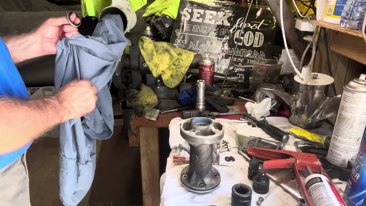 Замена сальника гребного вала нижнего блока подвесного мотора. Пошаговая инструкция