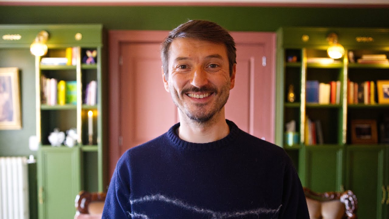 Шесть месяцев работы | Преображение гостиной в стиле библиотеки