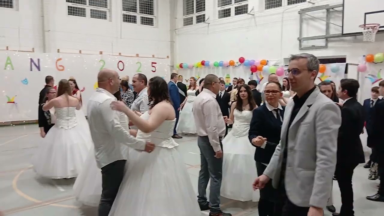 A Szendrői Református Általános Iskola 8. osztályának keringője és szülő-gyermek tánc