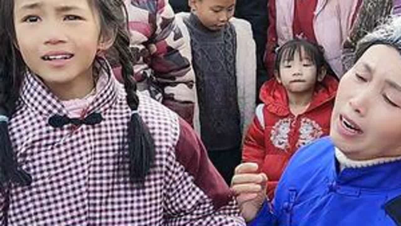 公园现场实拍！电影巜洪湖赤卫队》选段！娘的眼泪！八岁小姑娘和我深情演绎！声声情句句泪！非常感人！……#红色经典代代相传 #真情演绎 #传递正能量 #拍摄现场