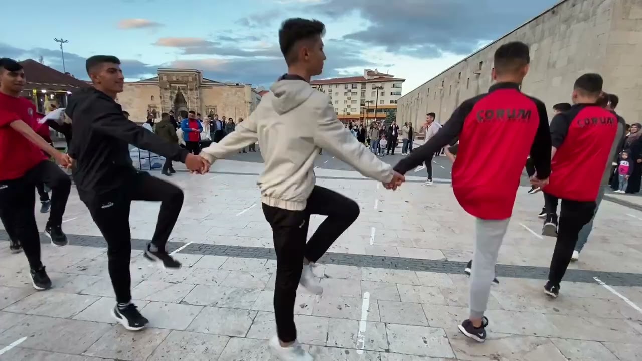 ÇORUM HALK OYUNLARI SİVAS MEYDANDA SERGİLENDİ