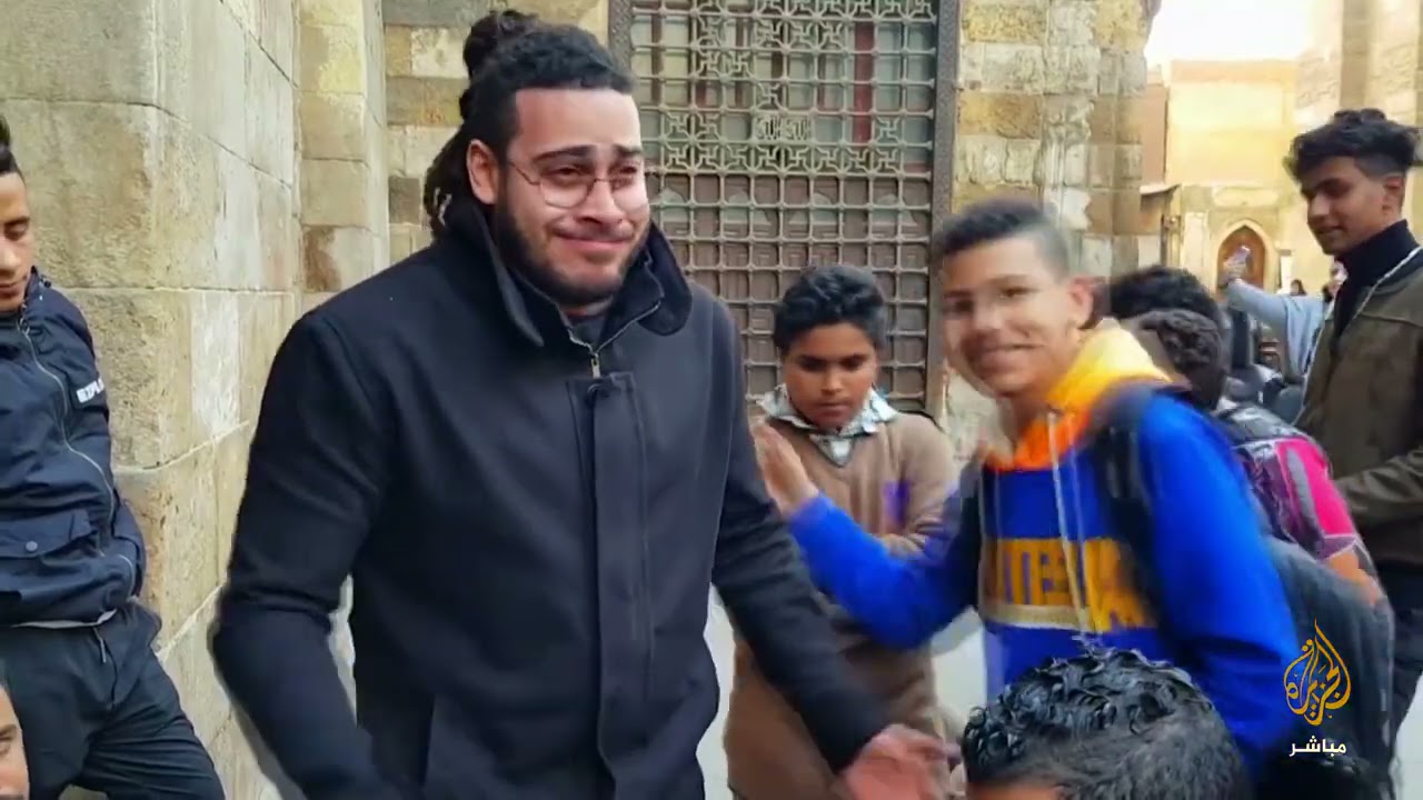 من "بنت الجيران" إلى "ديسباسيتو" .. فنان مصري ينشر البهجة على طريقة "الأكابيلا"