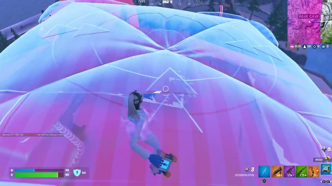 Springe von einem Sturzpolster ab und falle mindestens 9 Stockwerke tief