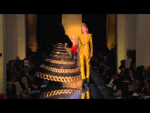 Video: Moda Dizayneri Jean Paul Gaultier Kürkü Uçuş Zolağına Qadağan Edir