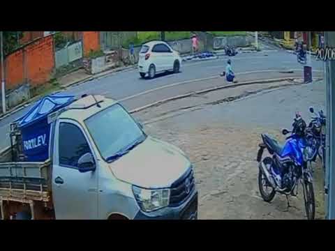 Entrega de gás termina em acidente entre três motos em avenida de Rio Branco