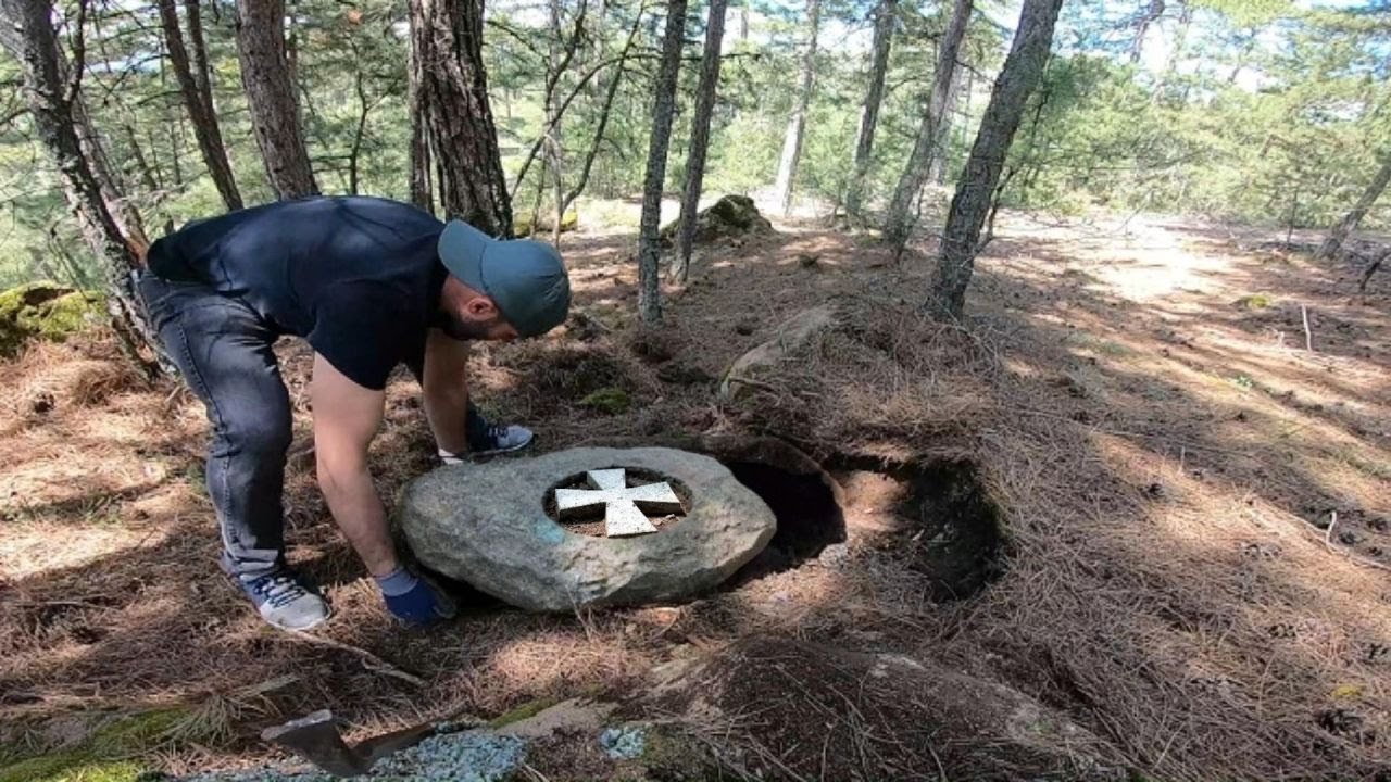 Я вытащил сокровище из-под большого камня, это было очень трудно!!!