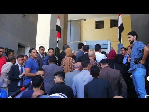 محكمه جنايات المنصوره شاهد رد فعل المحامين بعد منعهم من الدخول لجلسه محاكمه طا لبه جامعه المنصوره