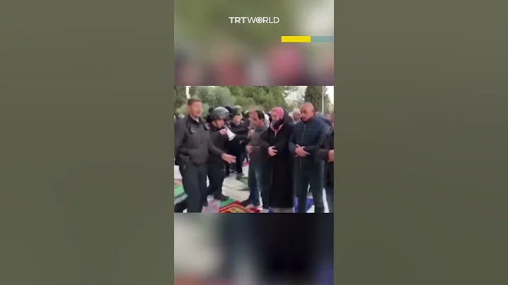 Israeli soldiers step on prayer mats, assault worshippers inside Al Aqsa - DayDayNews