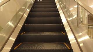 イオンモール八幡東・食料品売り場のエスカレーター（上り）三菱製