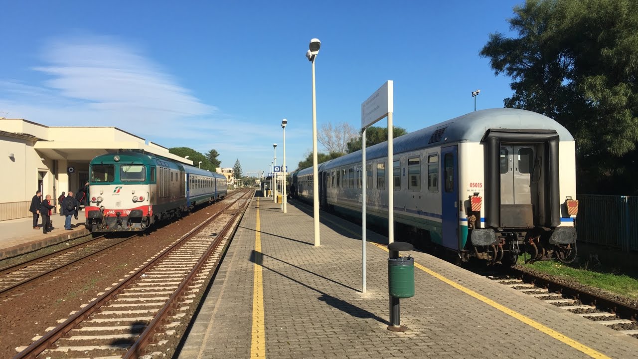 Incrocio dei treni IC 559 e 562 nella stazione di Locri (RC)