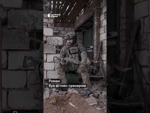 Військовий прокладає окопи