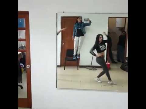 Andrea Cifuentes bailando