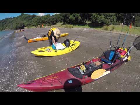 和小伙伴一起玩皮划艇钓鱼 kayak fishing at mahurangi regional park