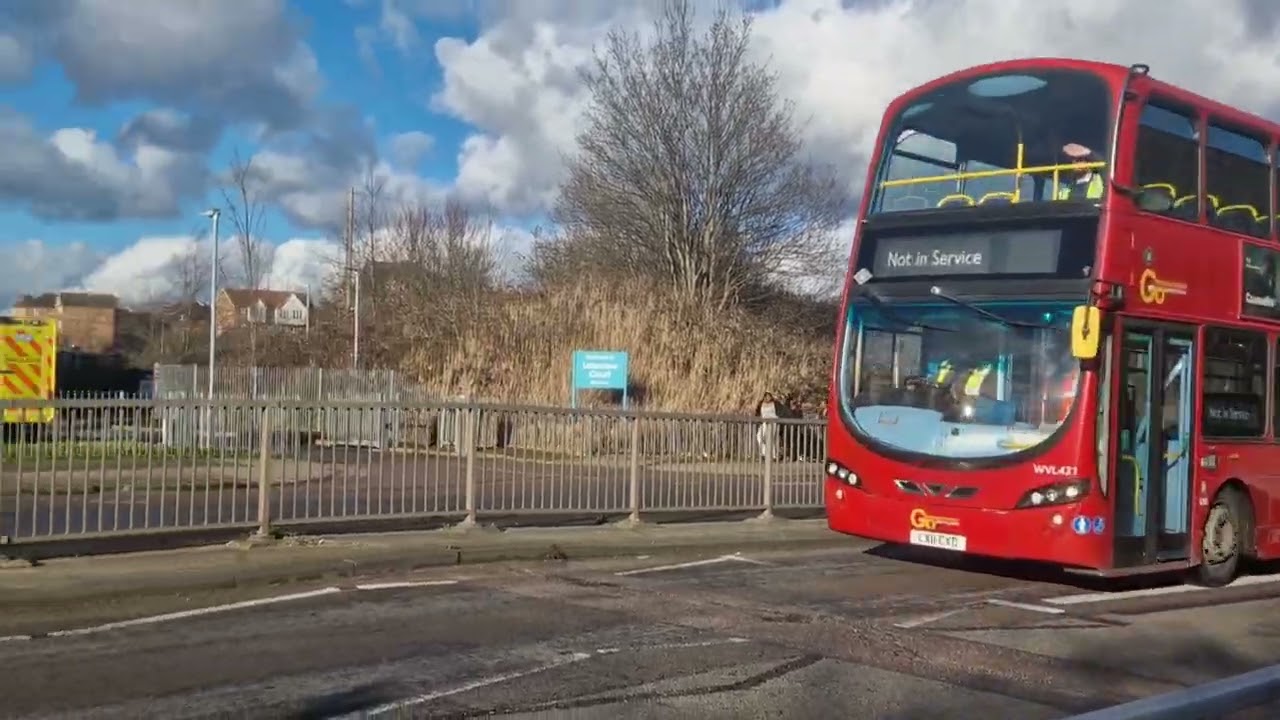 Buses at Thamesmead (including a nice driver on the 229) 16/02/26