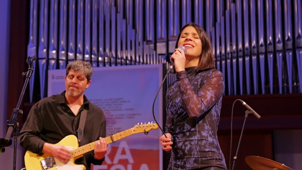 Aida Oset presentant Les Evasions Mínimes al Festiva Ara Poesia de Girona