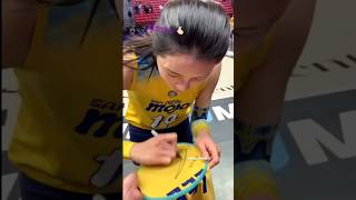 Lee Dayeong signing autographs for her fan #volleyball #leedayeong
