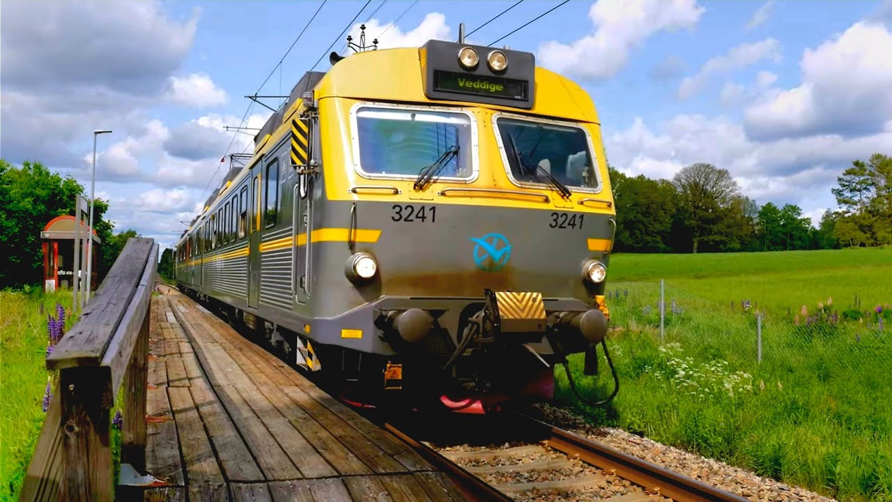 Tåg vid Idylliska Torpåkra Station på Älvsborgsbanan