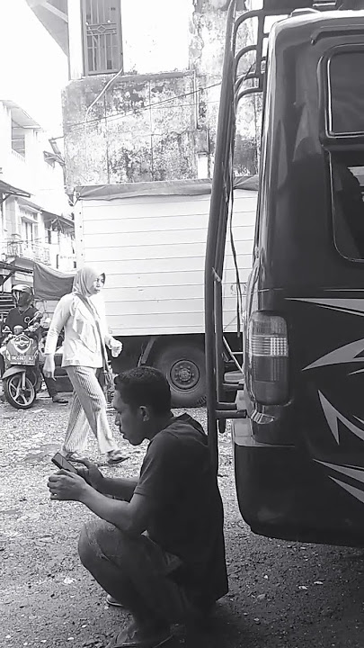 Dia adalah seorang sopir angkot,beliau bekerja demi keluarga walau sepi penumpang tp ttp semangat