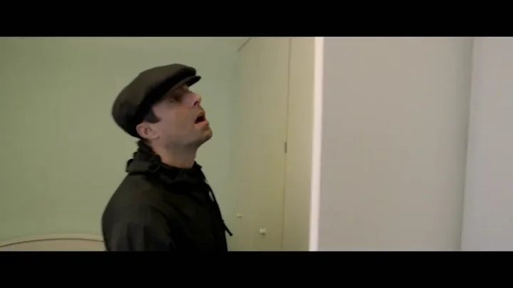 Liam Gallagher visits his childhood room Subttulos...