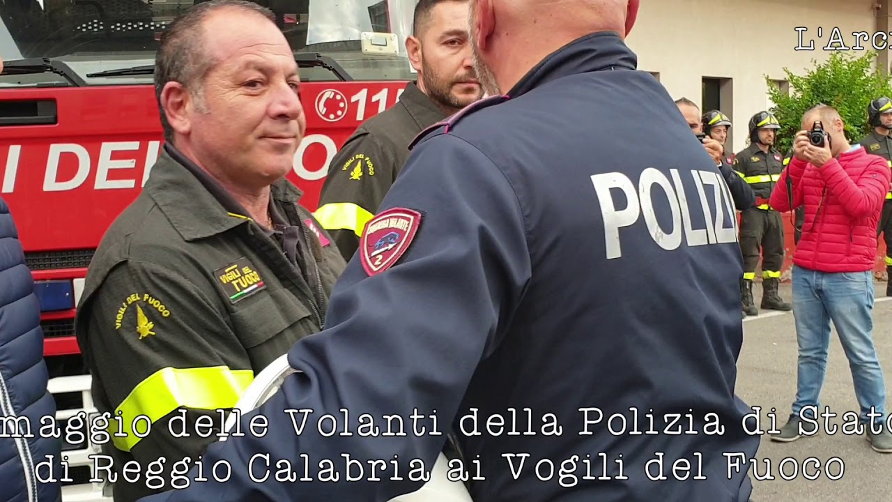 Le volanti della Polizia di Stato rendono  omaggio ai vigili del fuoco