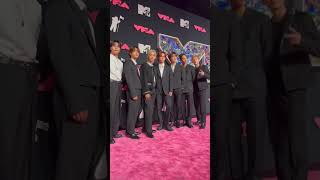 Stray Kids auf dem #VMAs Teppich 💖 Wir freuen uns schon auf ihre Performance später!