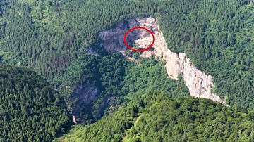 四川一深山峡谷绝壁上竟发现建有房子，悬浮在半空上不着天下不着地，太惊险了！｜A house was found on a cliff in Sichuan. It