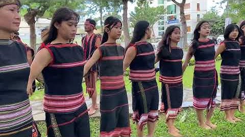 Công chiêng làng mrong Dố 