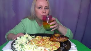 МУКБАНГ ОМЛЕТ С КОЛБАСОЙ И ПОМИДОРАМИ///БЕДРА КУРИНЫЕ///MUKBANG ///ОТВЕЧАЮ НА ВОПРОСЫ///не АСМР///