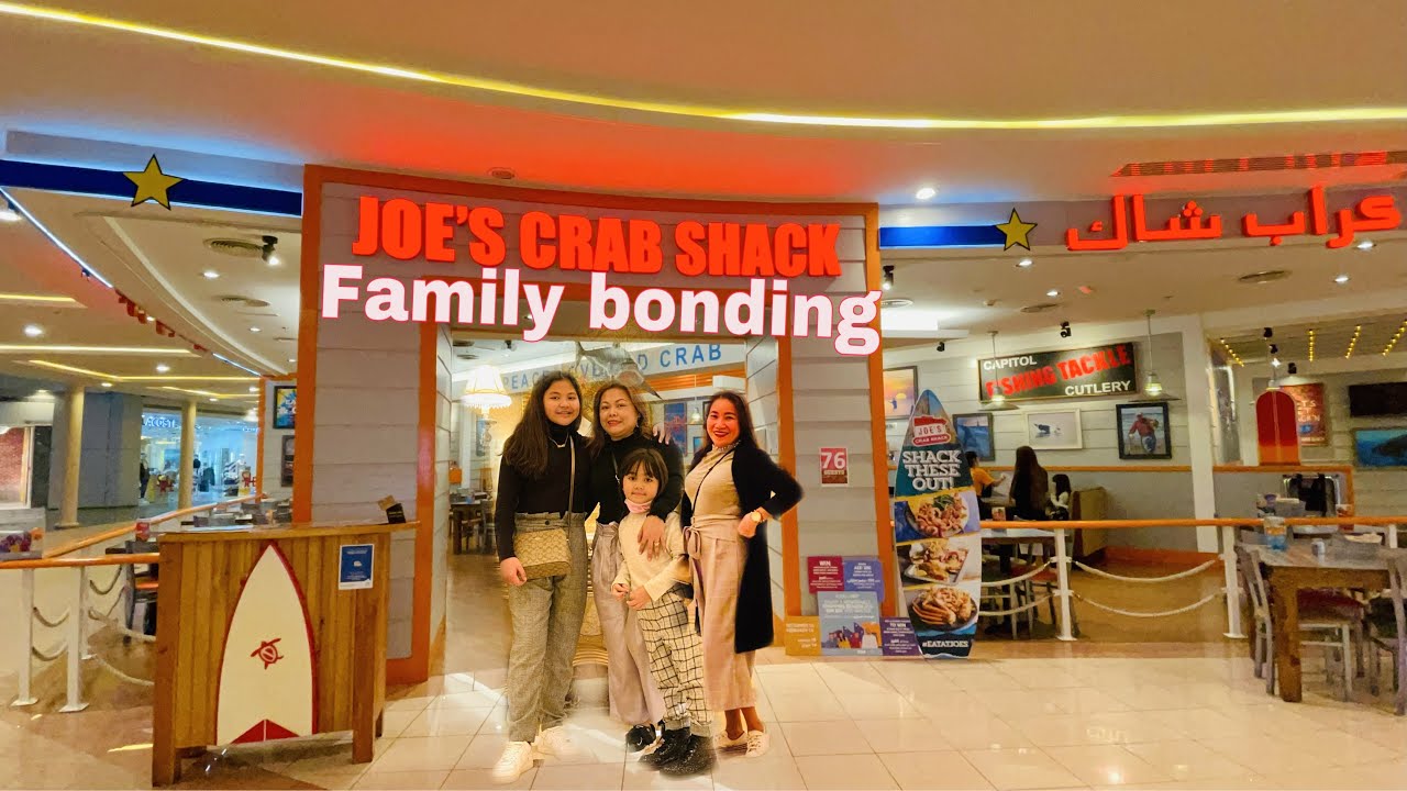 JOE'S CRAB SHACK FAMILY BONDING IN JOE'S CRAB SHACK MARINA MALL