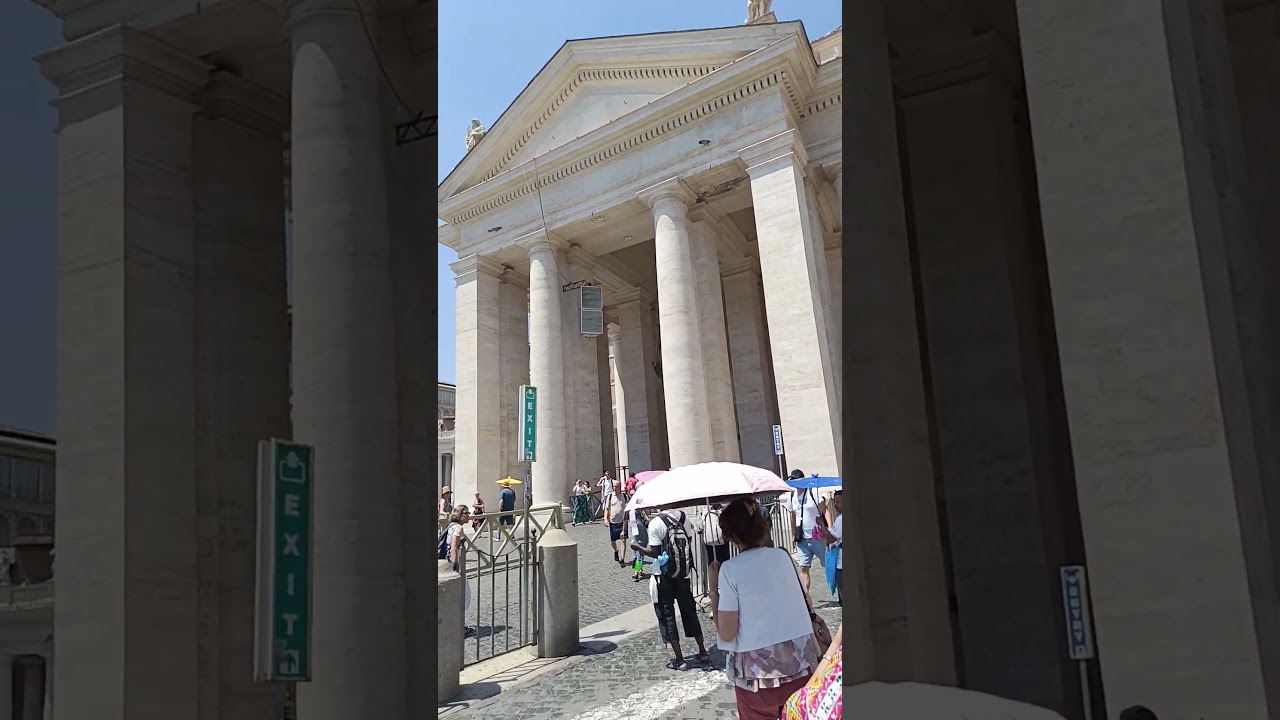 Long line going to the Vatican during summer time 