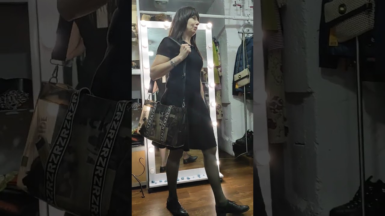 Примерка платья в бутике Street