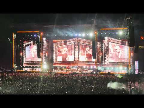 “Dirt Road Anthem” - Jason Aldean with Brantley Gilbert!