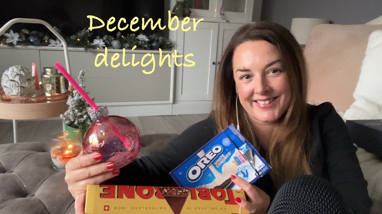 🎄Relaxing ASMR sounds | Sequins, eating chocolate, tapping on festive goodies | Whispered accent 🎄