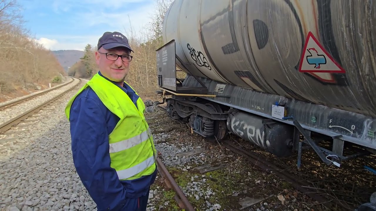 Vesela ekipa pravi plan vraćanja vagona na tračnicu