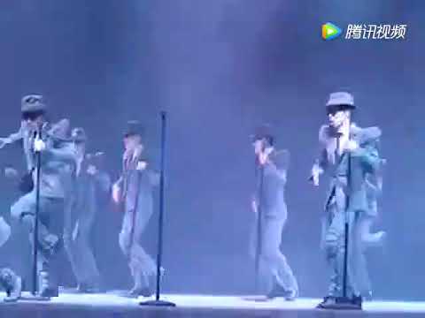 张学友演唱会劲歌热舞太激动，导致话筒都掉了