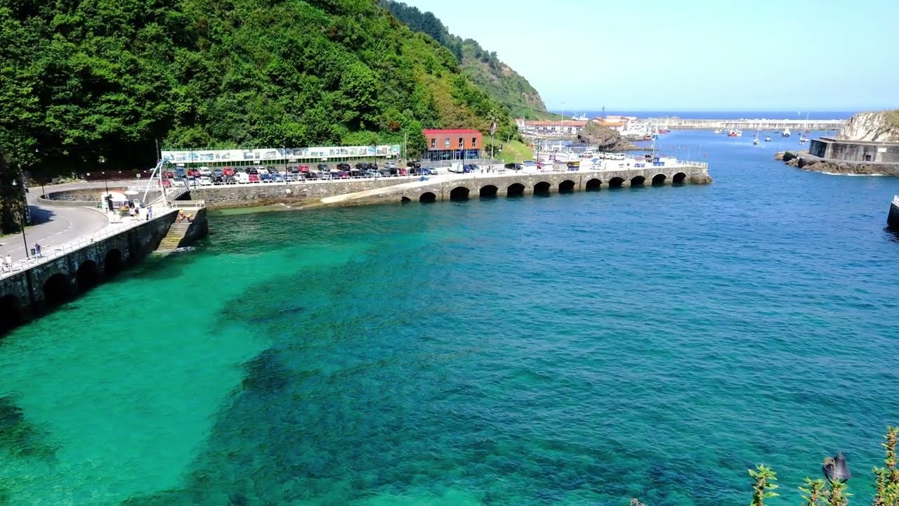 西班牙库迪列罗（Cudillero）是阿斯图里亚斯自治区的一座迷人渔村，以其层层叠叠的彩色房屋、陡峭悬崖和迷人海湾著称，被誉为西班牙最美村庄之一