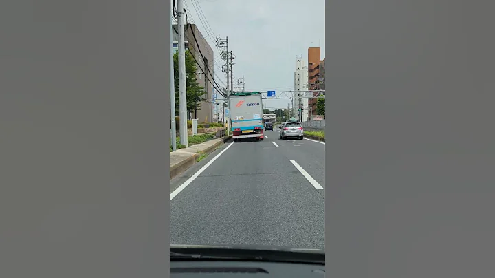 20230627 冈崎市区看到的现象，日本高速公路有些地方会设计倾斜，主要弯道处，是用来抵销离心力，跟在这辆货车后面我觉得不放心，感觉超到它前面会比较安全 - 天天要闻
