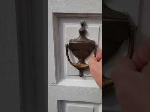 PAINTING GAS BOXES AND DOORS GREEN PLANT TEAM AND THE KNOTMAN  #diy #melissamendini #painting