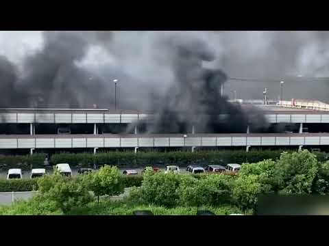 #998 神奈川県厚木市パチンコ店の立体駐車場で火事。100台以上燃える車から出火か 、爆発音も上がっています。およそ4時間後に消し止められました