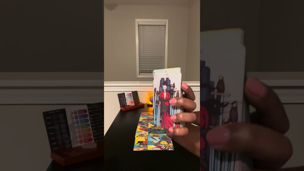 Эта женщина возмущена пережитым насилием и избиением и требует справедливости за причиненные ей с...