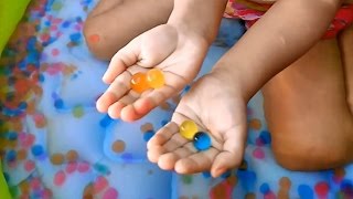 Baby Playing 1,000 Orbeez In The Inflatable Swimming Pool For Kids - Donna The Explorer