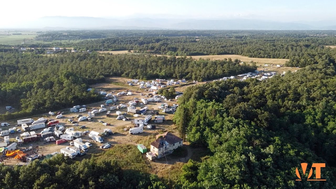 Immagini dal drone del rave party di Tavolaia