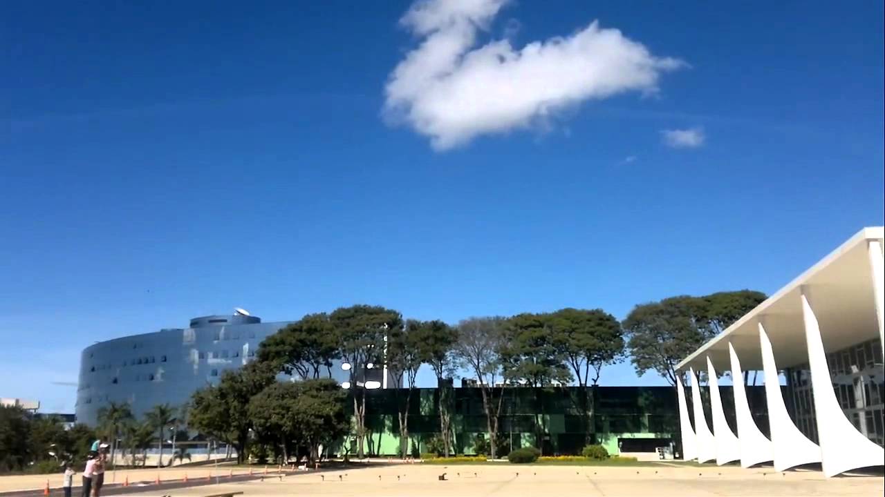 Epic fail: Jet fighter breaking glass windows of Brazilian Supreme Court Federal