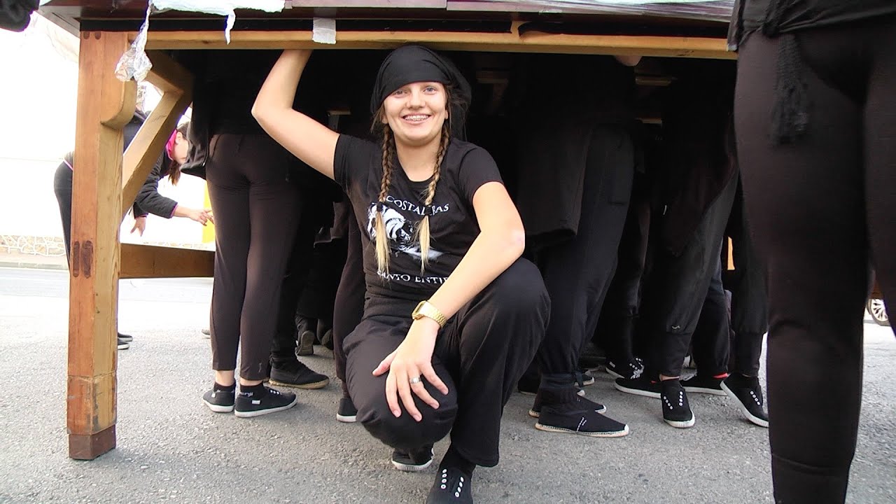 Una joven con discapacidad auditiva cumple su ilusión de ser costalera en el Santo Entierro