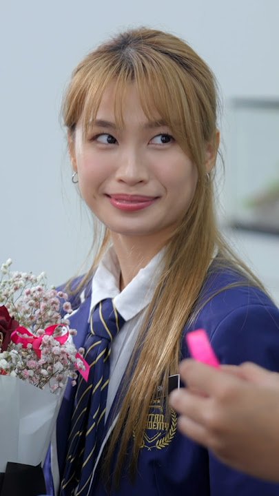 Peishi is touched after Ren Yi Xiang surprises her with flowers 😱
